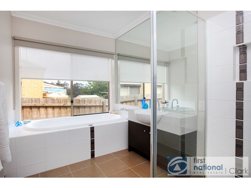 16 Richie Court, Drouin VIC 3818