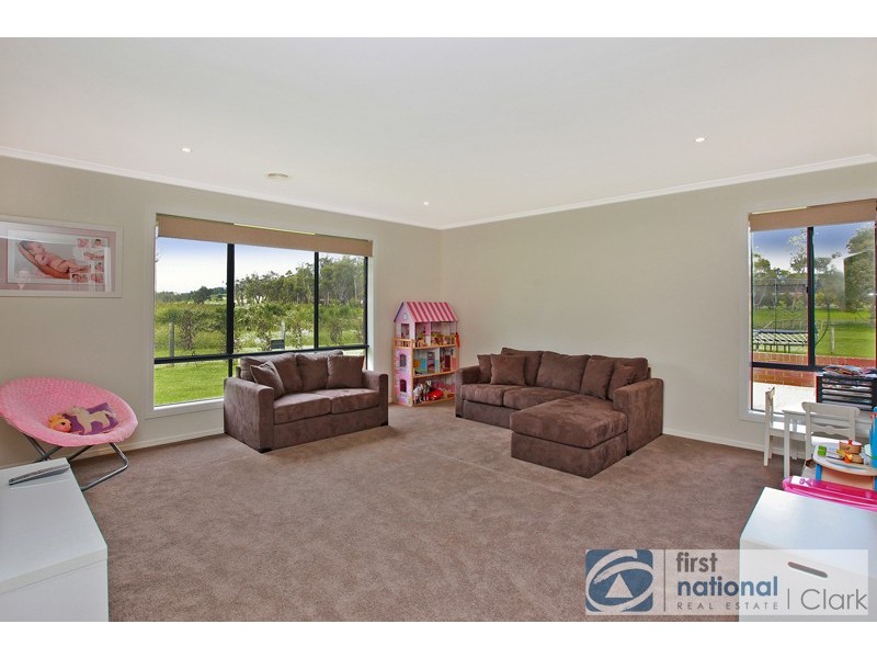 19 Robin Hood Way, Drouin VIC 3818