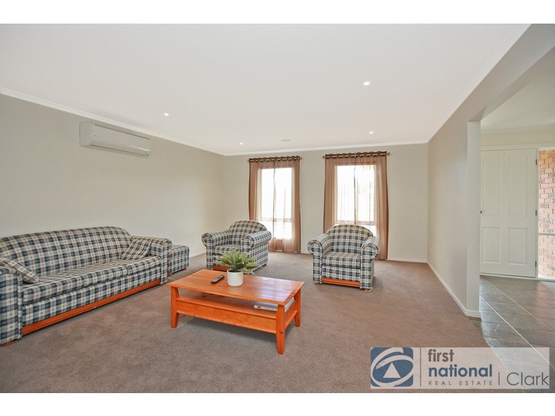 19 Robin Hood Way, Drouin VIC 3818