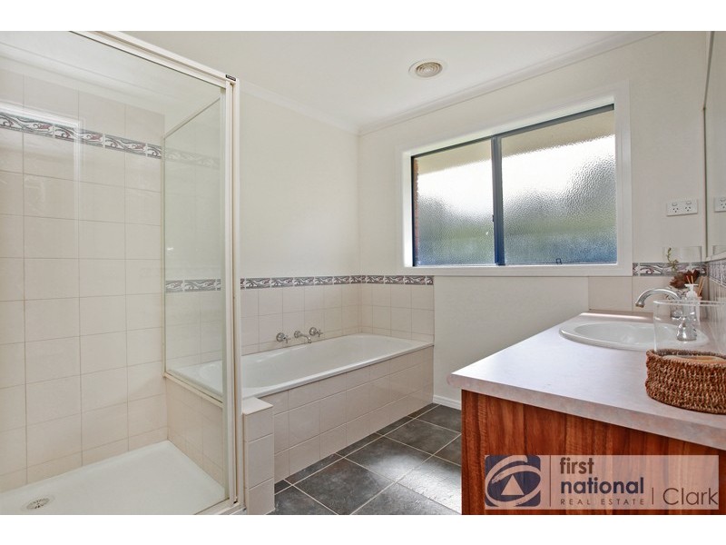 19 Robin Hood Way, Drouin VIC 3818