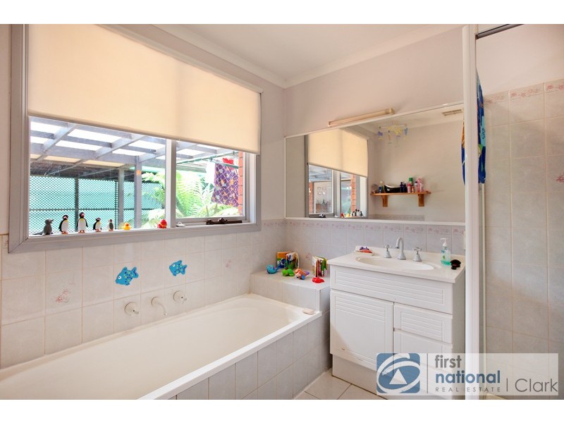 9 Outlook Drive, Drouin VIC 3818