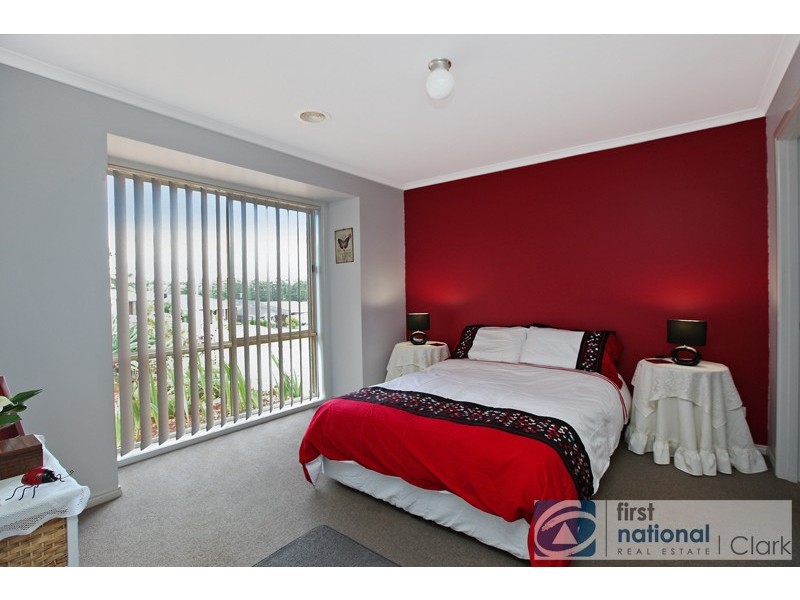 11 Rowan Walk, Drouin VIC 3818