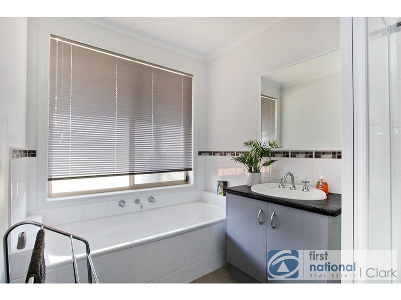 11 Rowan Walk, Drouin VIC 3818