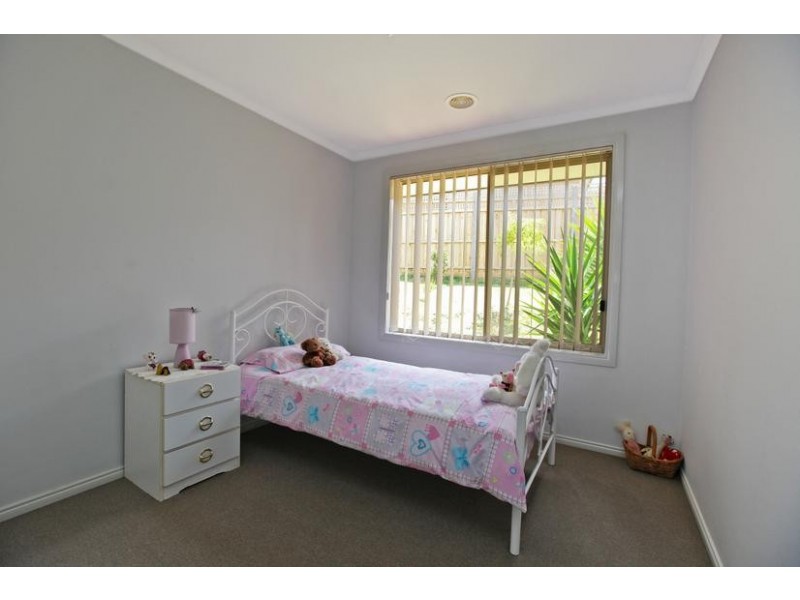 11 Rowan Walk, Drouin VIC 3818