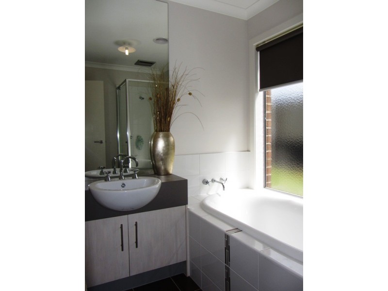 14 Harmon Drive, Drouin VIC 3818