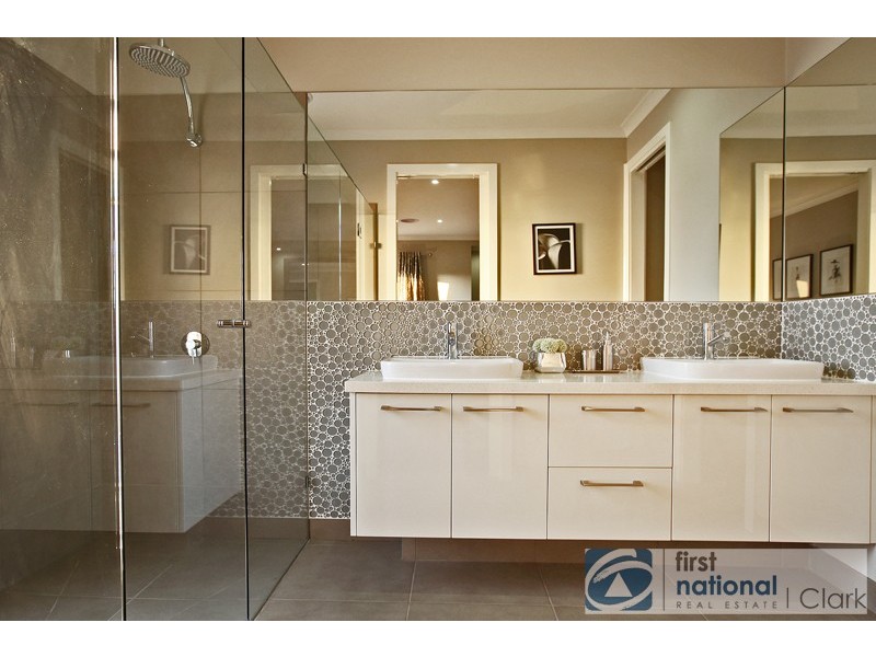 124 Jackson Drive, Drouin VIC 3818