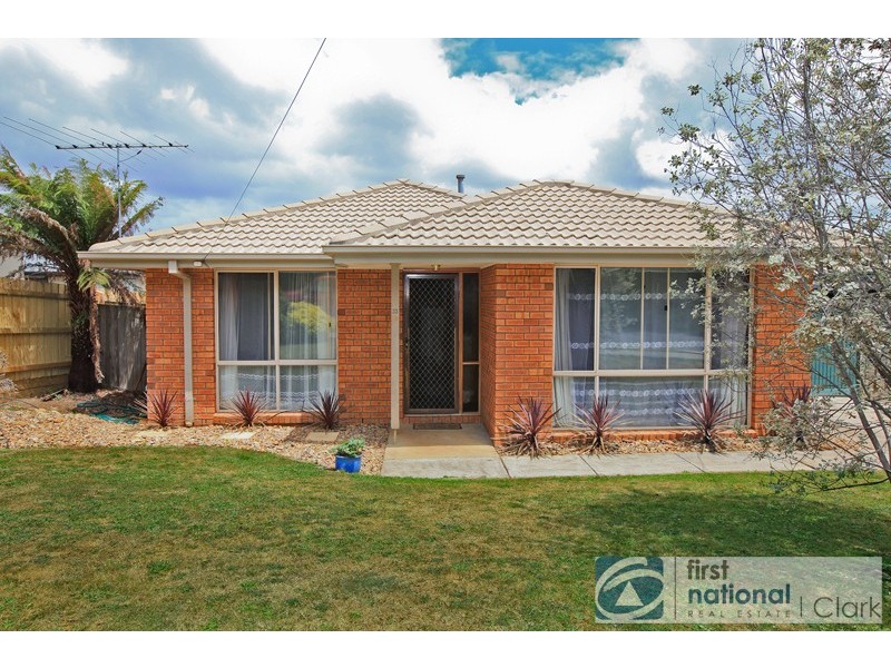 33 Railway Avenue, Drouin VIC 3818