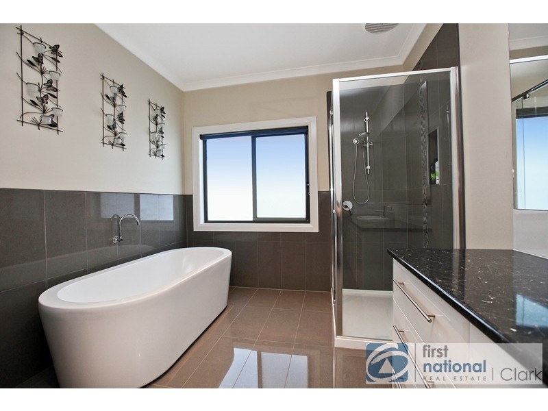 1 Crystal Court, Drouin VIC 3818
