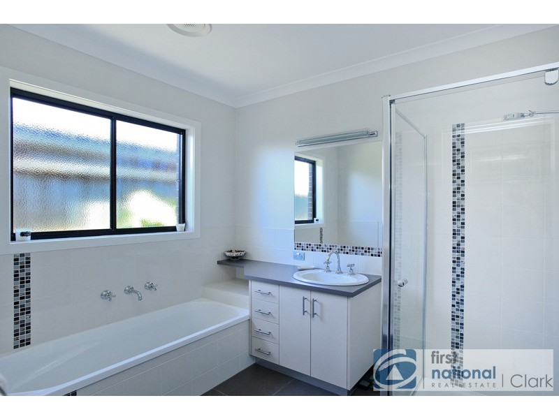 10 Lyndhurst Square, Drouin VIC 3818