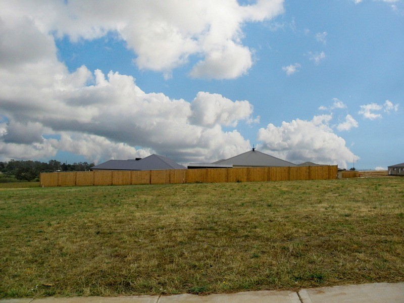 Lot 1820,  Bexley Boulevard, Drouin VIC 3818
