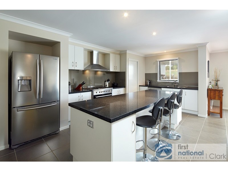 4 Oxley Court, Drouin VIC 3818