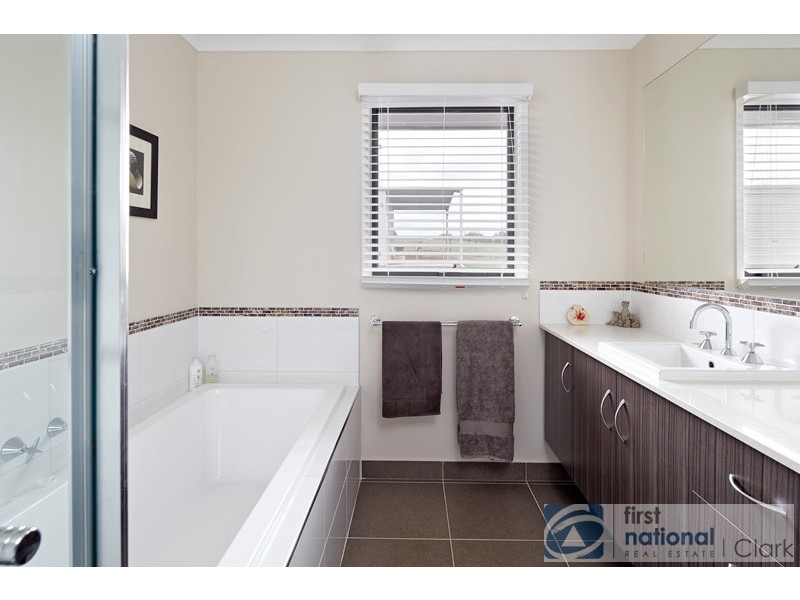 4 Oxley Court, Drouin VIC 3818