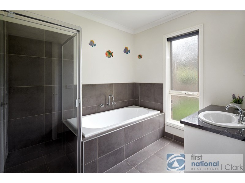 60 Kamanari Court, Drouin VIC 3818