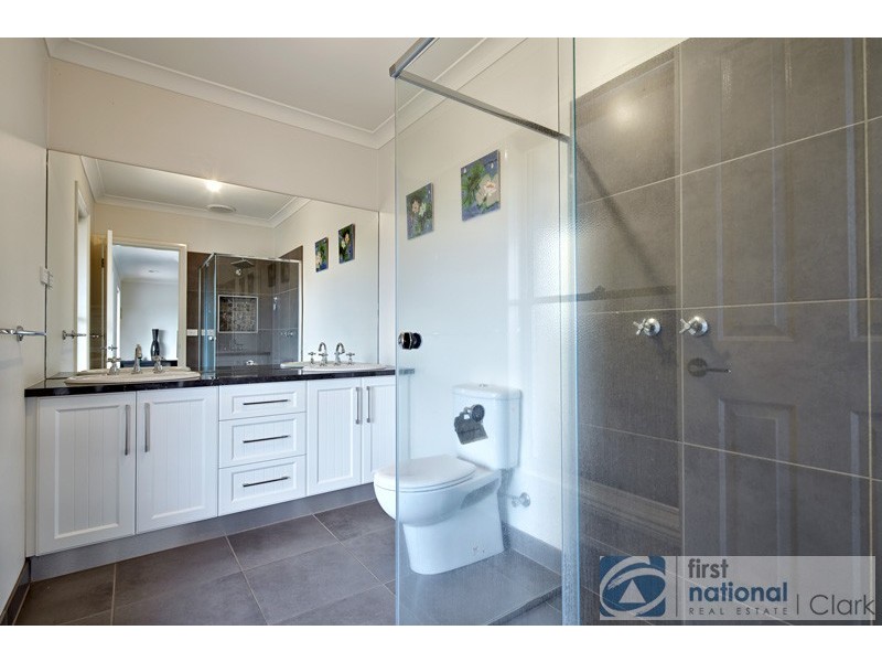 60 Kamanari Court, Drouin VIC 3818