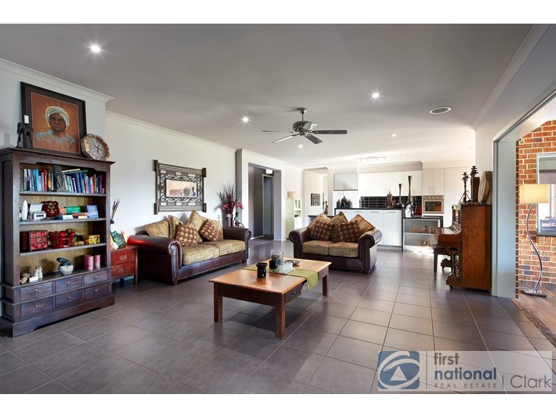 14 Settlers Rise, Drouin VIC 3818