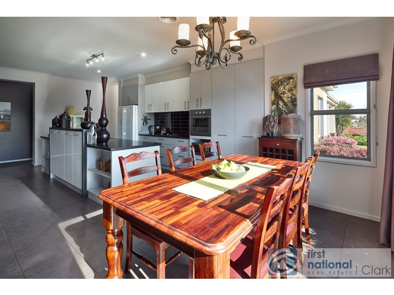 14 Settlers Rise, Drouin VIC 3818