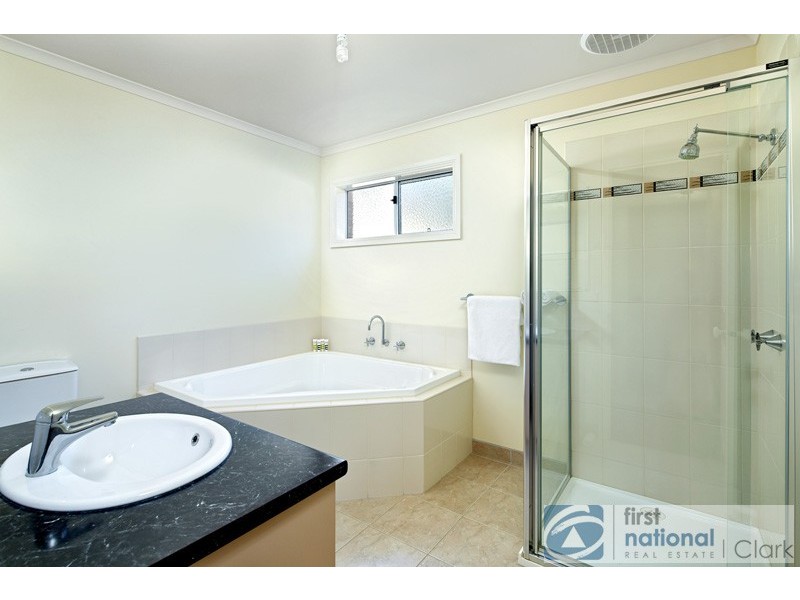 10 Lakeside Court, Drouin VIC 3818