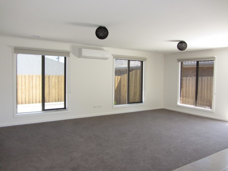 2/4 Albert Road, Drouin VIC 3818
