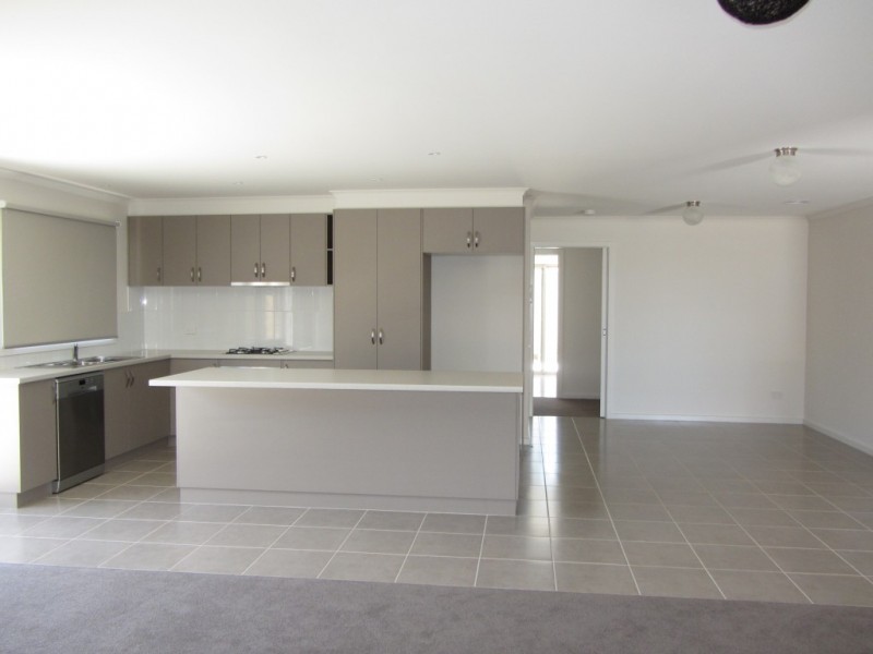 2/4 Albert Road, Drouin VIC 3818