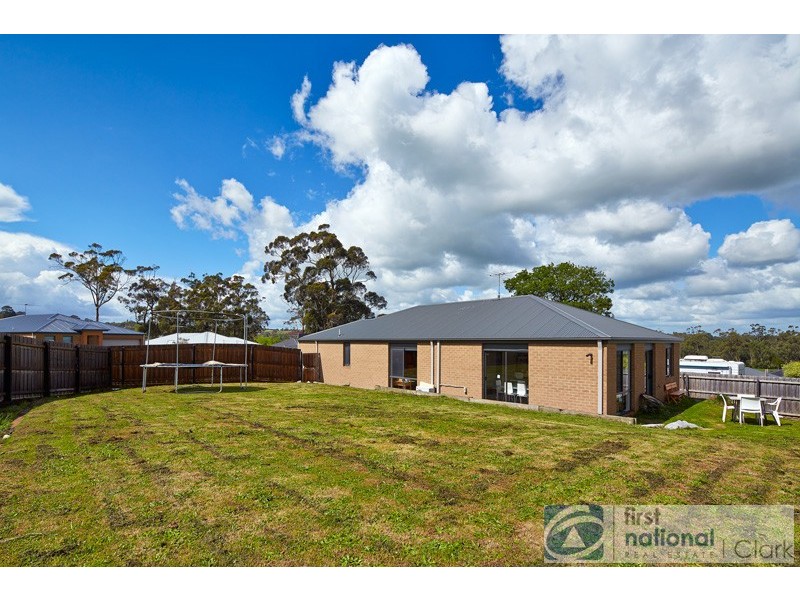 11 Sutherland Way, Drouin VIC 3818