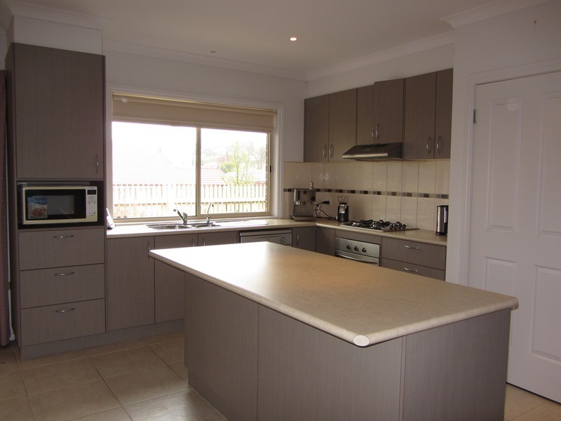 13 Rivendale Crescent, Drouin VIC 3818