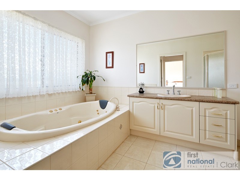 23 Robin Hood Way, Drouin VIC 3818