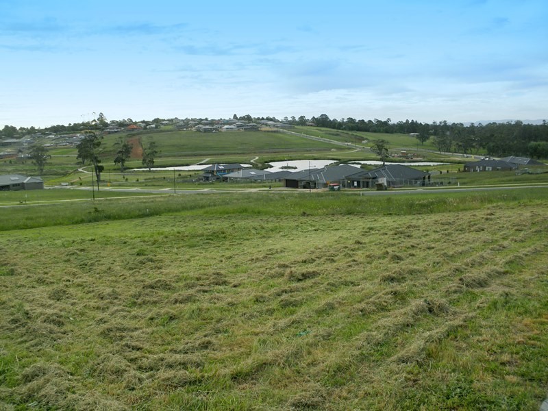 90 Jackson Drive, Drouin VIC 3818