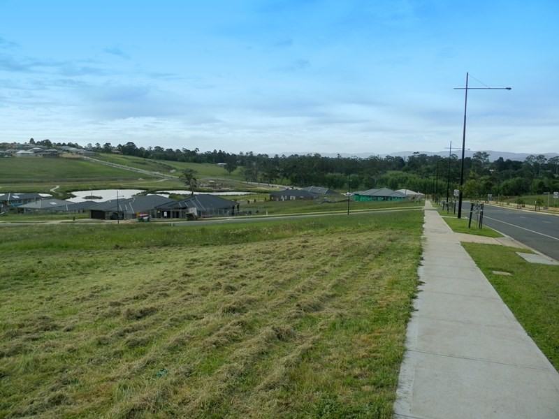 90 Jackson Drive, Drouin VIC 3818