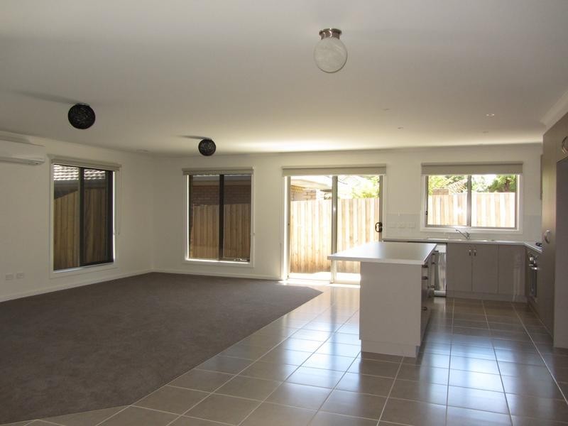 2/4 Albert Road, Drouin VIC 3818