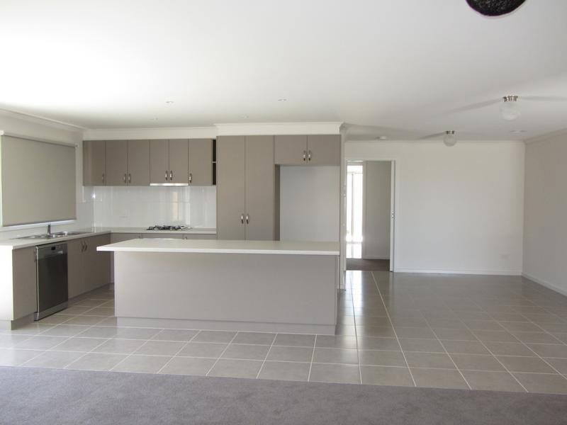 2/4 Albert Road, Drouin VIC 3818