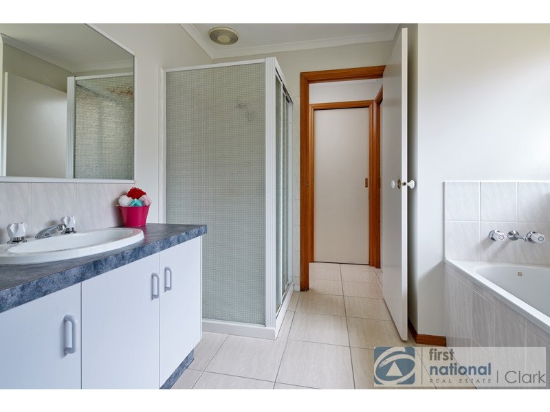 24 Adam Court, Drouin VIC 3818