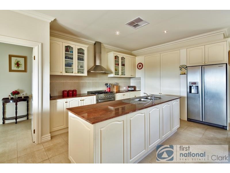 8 Tracie Court, Drouin VIC 3818
