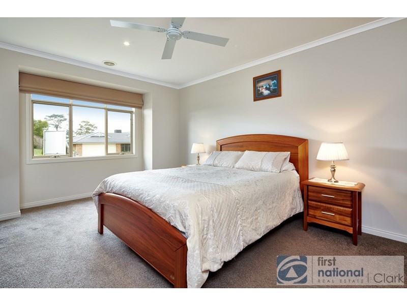 2 Mountain Vista Court, Drouin VIC 3818