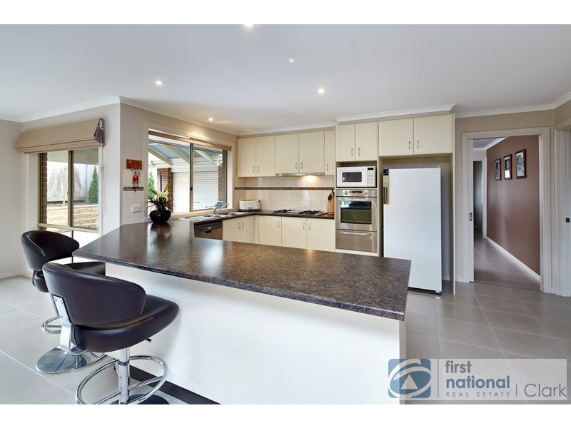 2 Mountain Vista Court, Drouin VIC 3818