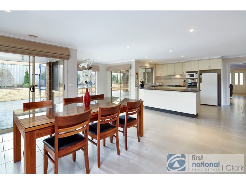 2 Mountain Vista Court, Drouin VIC 3818