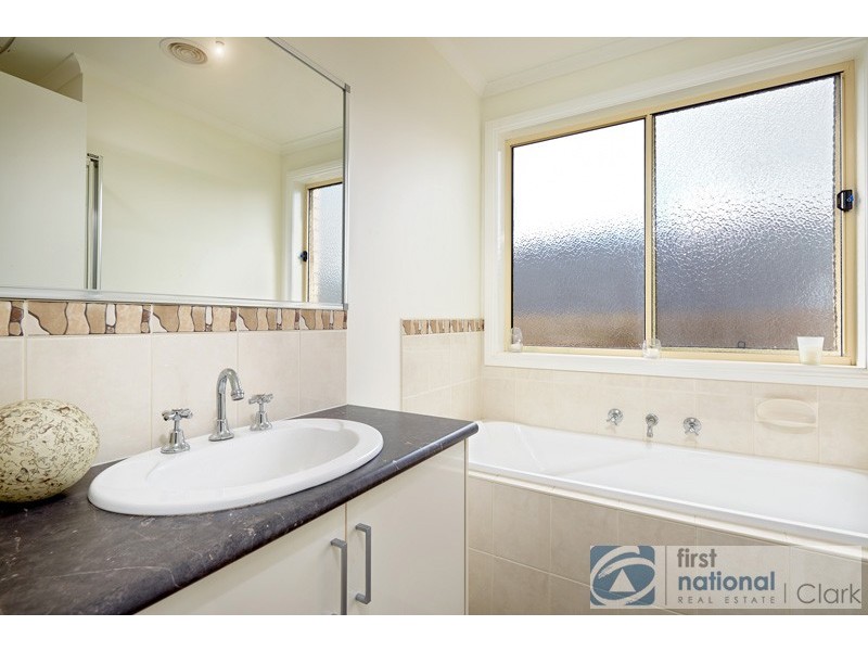 8 Rivendale Crescent, Drouin VIC 3818