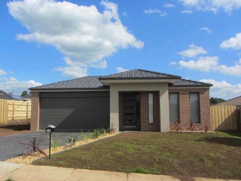 35 Shae Crescent, Drouin VIC 3818