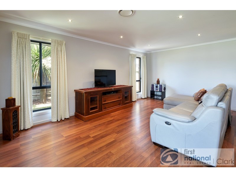 8 Picadilly Court, Drouin VIC 3818