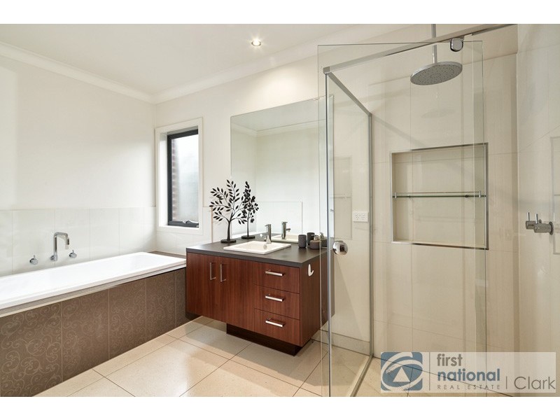 2 Chester Court, Drouin VIC 3818
