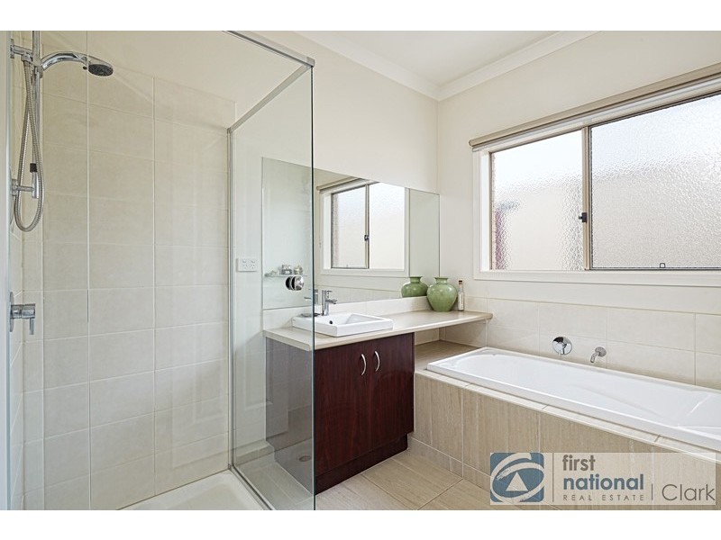 3 Crystal Court, Drouin VIC 3818