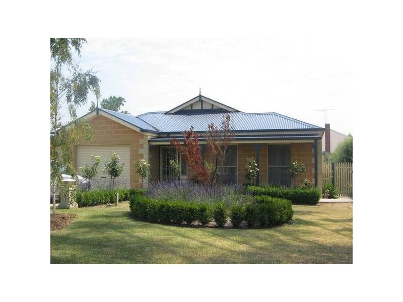 4 Rees Close, Drouin VIC 3818