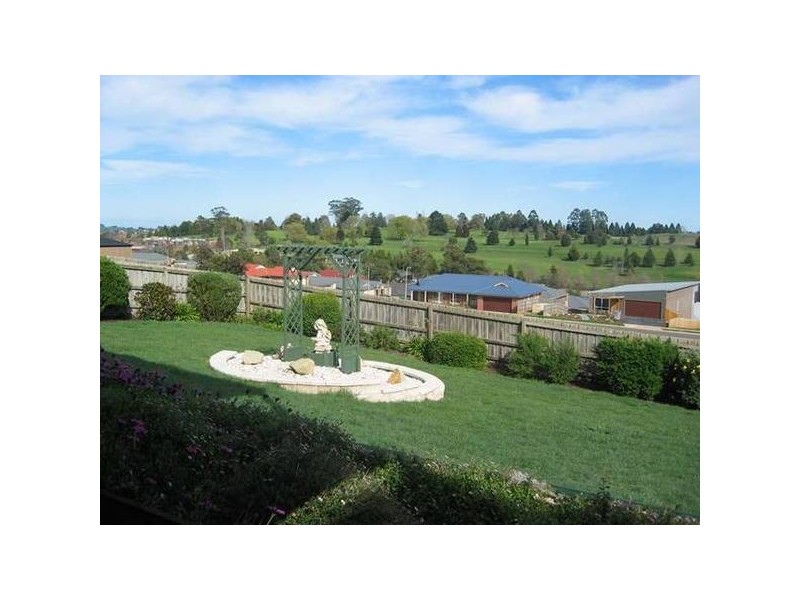 27 Willow Cres, Warragul VIC 3820