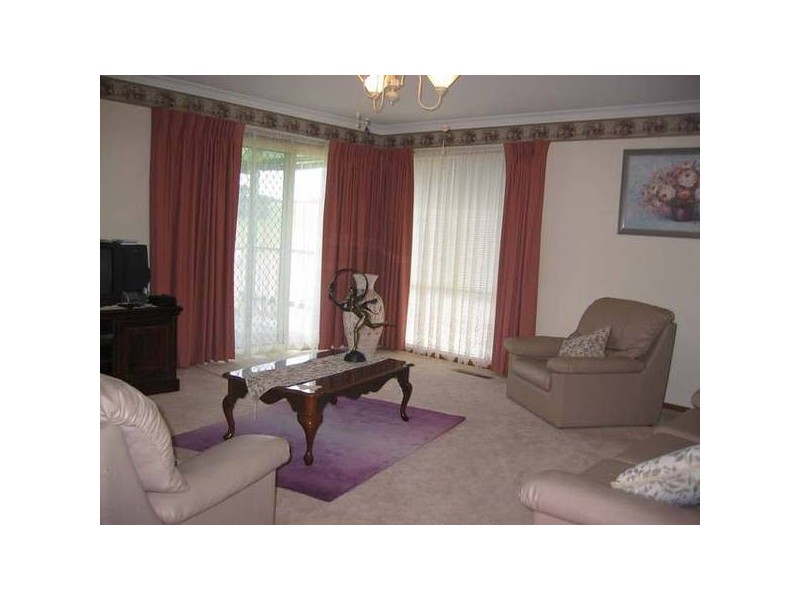 27 Willow Cres, Warragul VIC 3820