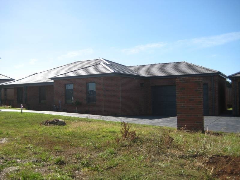 1/26 Lyndhurst Square, Drouin VIC 3818