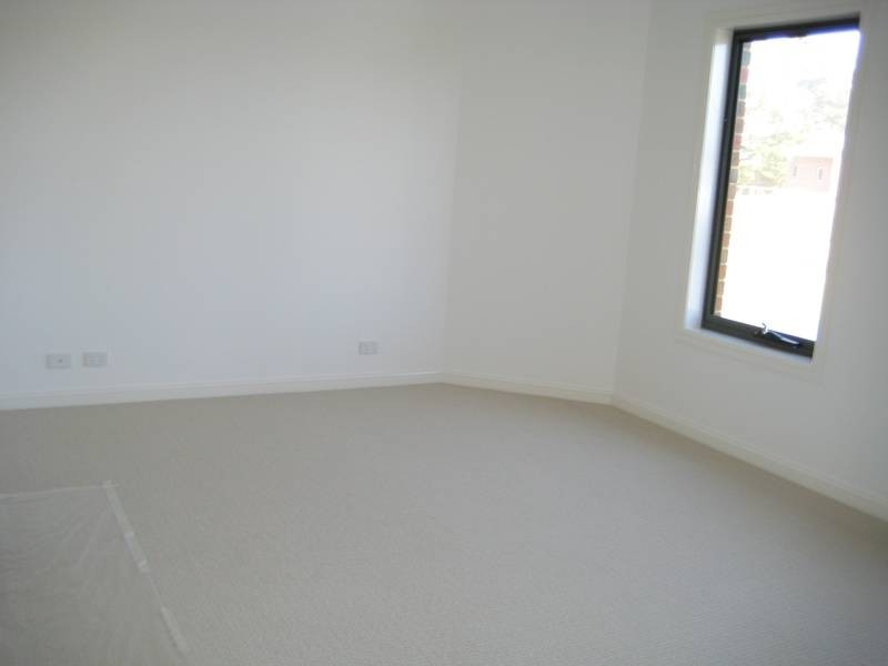 1/26 Lyndhurst Square, Drouin VIC 3818