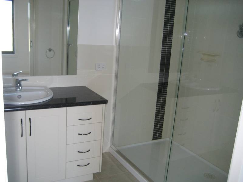 1/26 Lyndhurst Square, Drouin VIC 3818