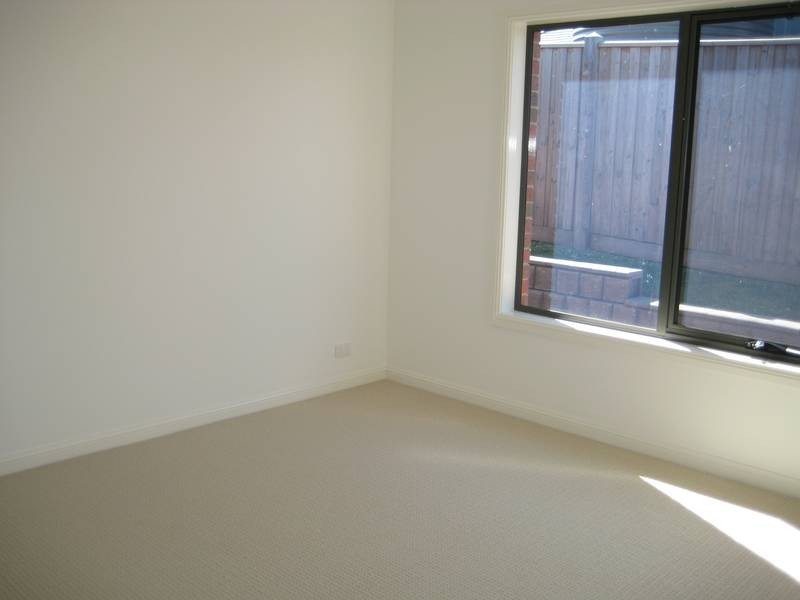 1/26 Lyndhurst Square, Drouin VIC 3818