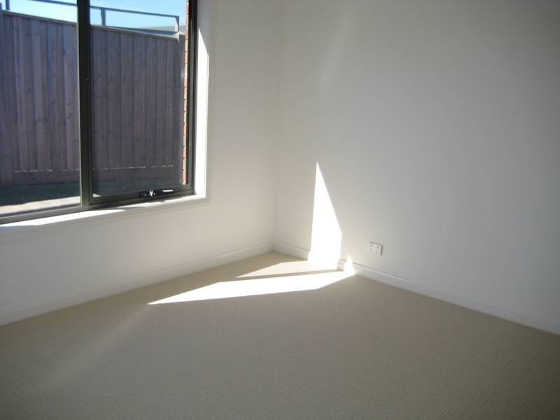 1/26 Lyndhurst Square, Drouin VIC 3818