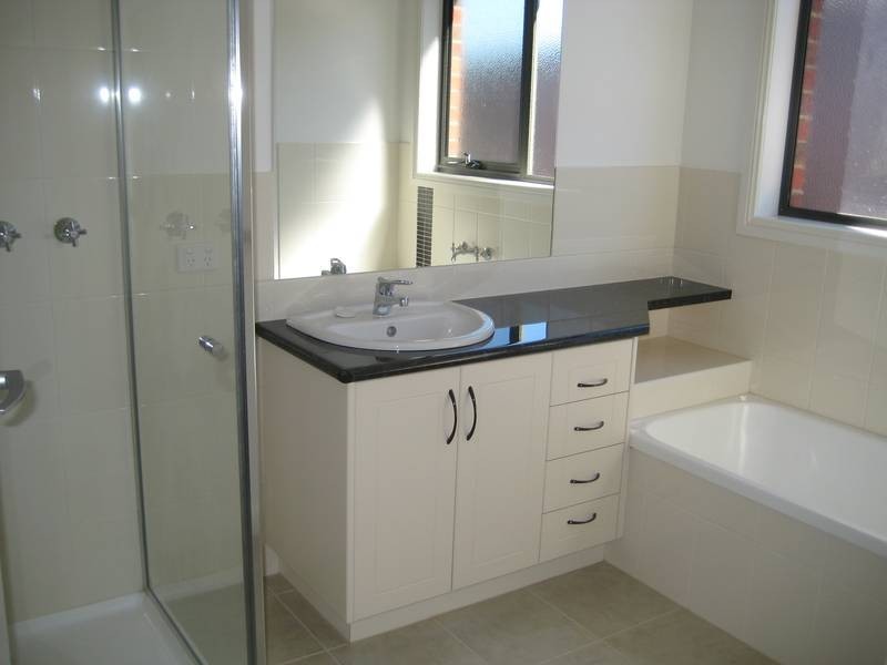 1/26 Lyndhurst Square, Drouin VIC 3818