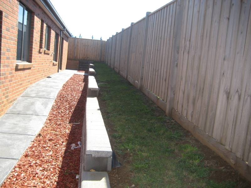 1/26 Lyndhurst Square, Drouin VIC 3818